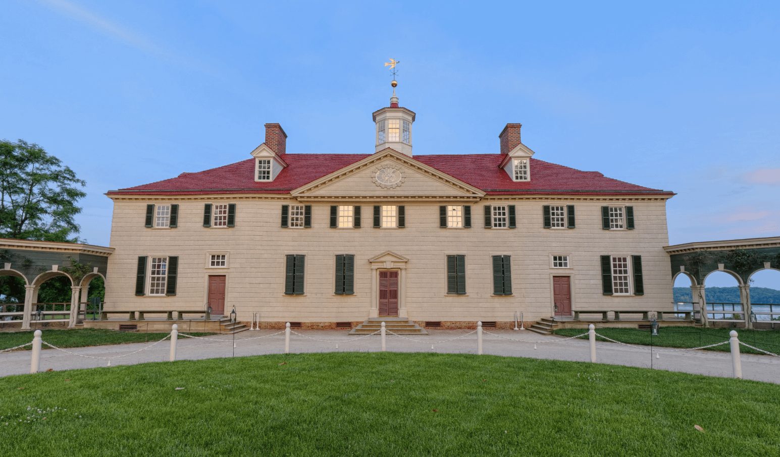 Photograph of Mount Vernon's Mansion used as reference for the 3D model